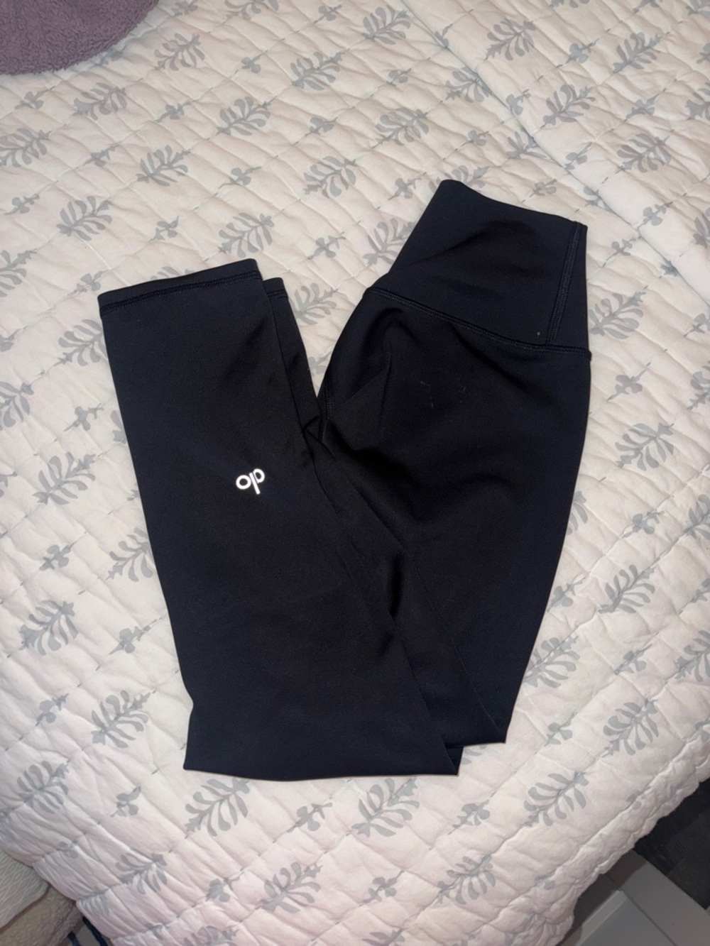 Alo Airlift Capri - XS LIKENEW